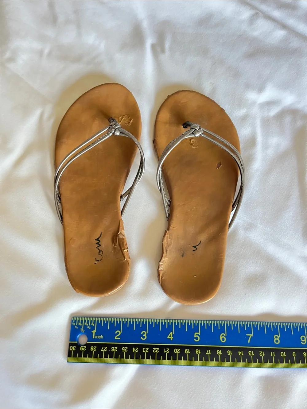 Women's Silver Metallic Strappy Sandals Flip Flops Tan Leather Footbed Size 5.5